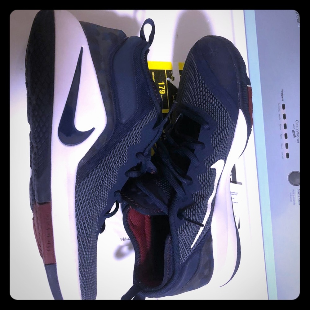 Nike - Men's Lebron Witness II Basketball Shoe